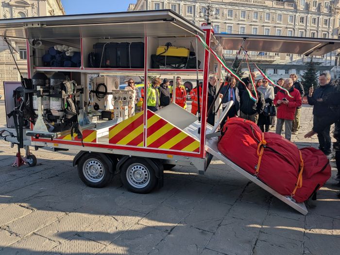 ASUGI inaugura in piazza Unità il nuovo carrello per le maxiemergenze del 118 (VIDEO)