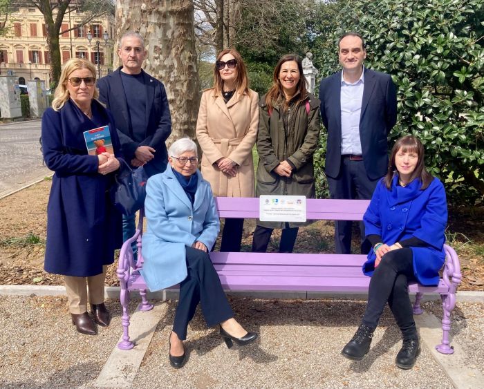 Gorizia. Lotta ai disturbi alimentari, inaugurata ai giardini pubblici la panchina lilla