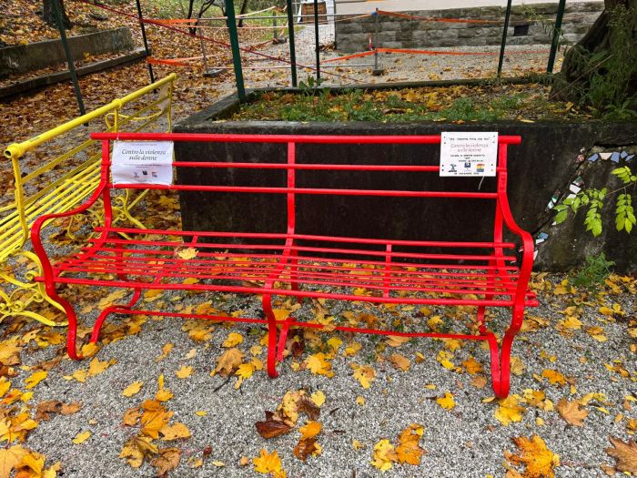 Trieste accende la sua voce contro la violenza: la nuova panchina rossa al Parco di San Giovanni