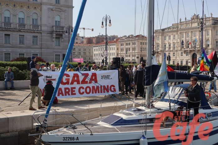 Trieste, manifestazione al Molo Audace: 200 persone per sostenere la missione verso Gaza (VIDEO) 