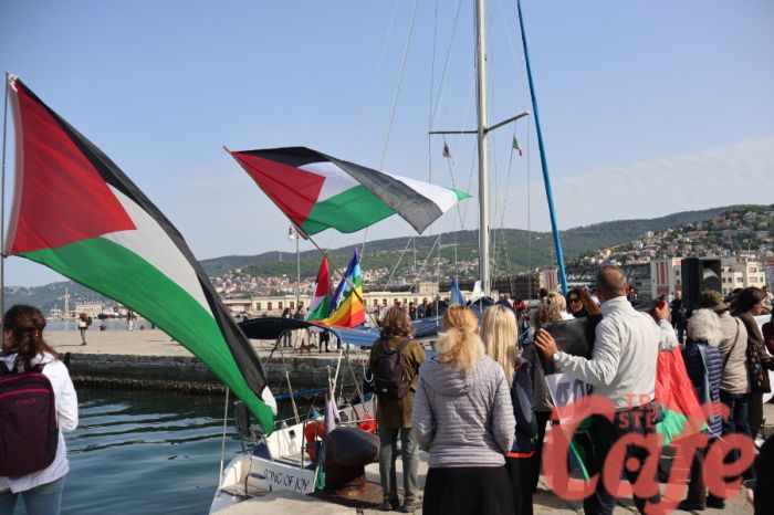 Trieste, 200 al Molo Audace per Gaza: “Rompiamo l’assedio”, l’appello dalla piazza (FOTO - VIDEO)