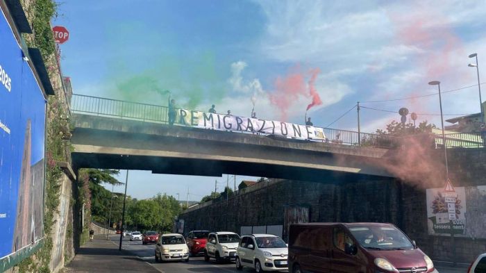 Blitz sul ponte di via Soncini: “Remigrazione totale, basta accoglienza senza controllo”