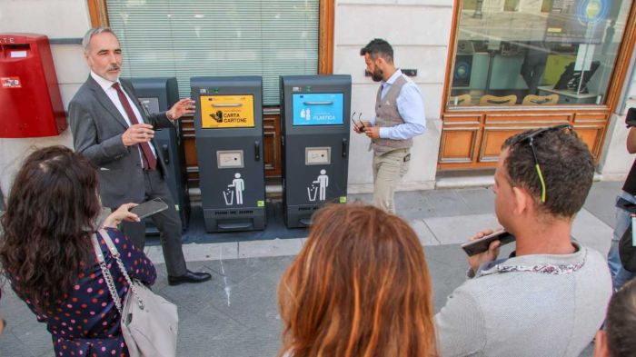 A Trieste nuovi bottini per le immondizie supertecnologici con pannelli solari (e parlano inglese!!) (FOTO)