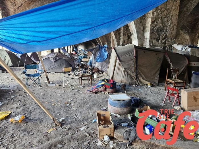 Dopo chiusura Silos migranti all'ingresso del Porto Vecchio: area priva di servizi igienici