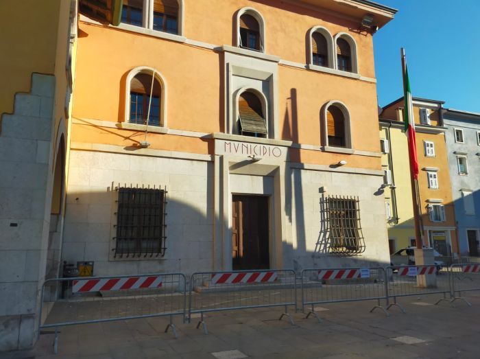 Muggia, al via la messa in sicurezza del Municipio a seguito di alcuni cedimenti