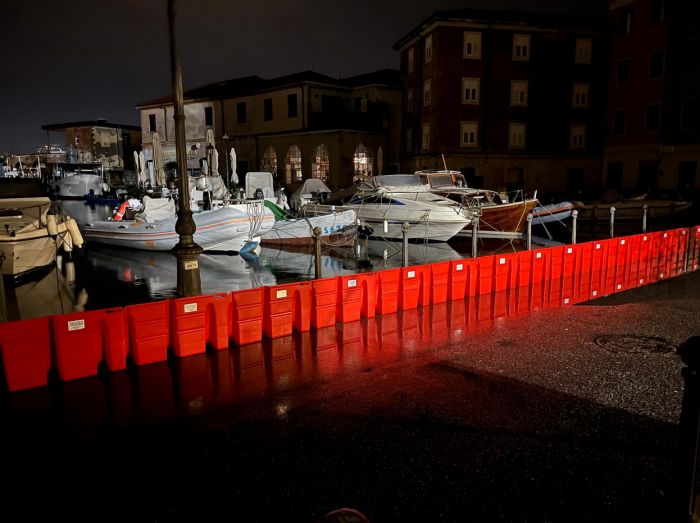 Muggia, picco di acqua alta dopo le 22, paratie decisive e centro storico al riparo