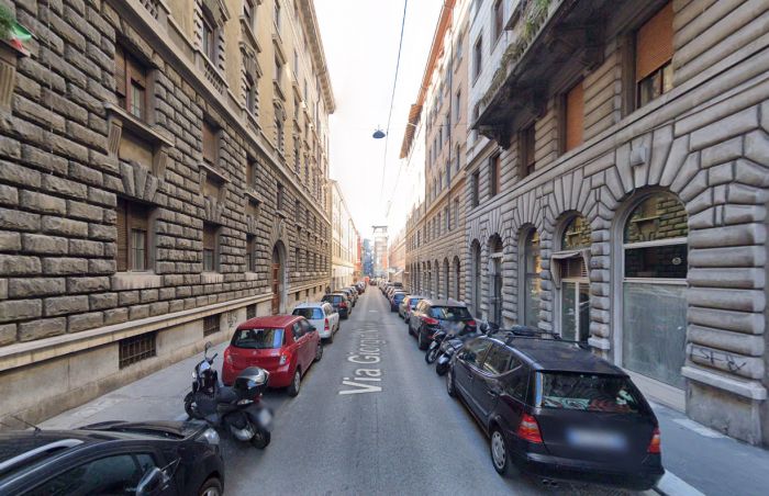 Deiezioni di cani in via Vasari: i marciapiedi diventano un percorso ad ostacoli