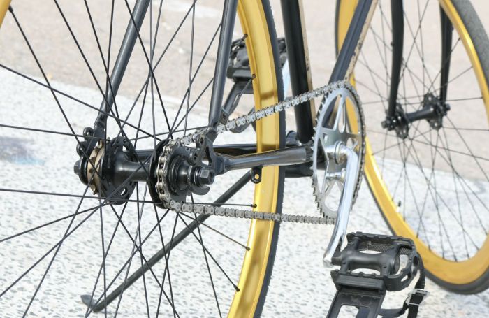 Marciapiede o pista di Formula 1? L'ironia di una triestina sul marciapiede di Viale D'Annunzio