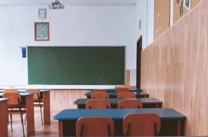 Luci accese di notte alla Scuola Slataper, residenti preoccupati