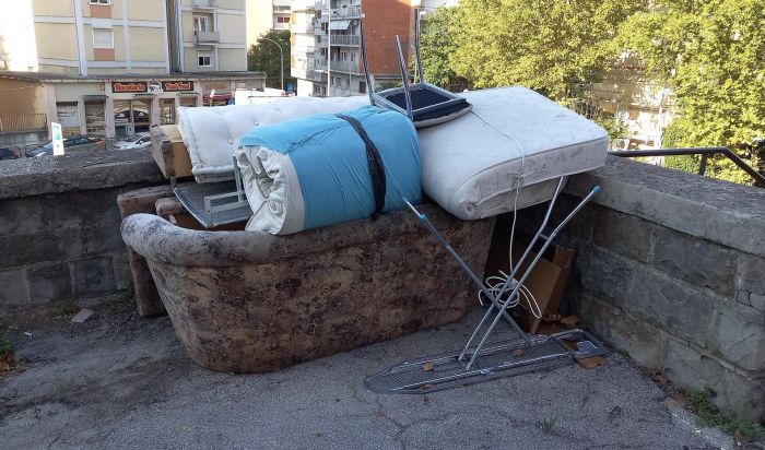 Degrado in Via Tonello: materassi e rifiuti abbandonati da mesi
