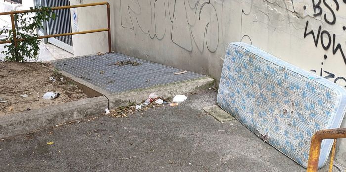 Triestino denuncia: deiezioni e giacigli dei senza tetto in zona turistica