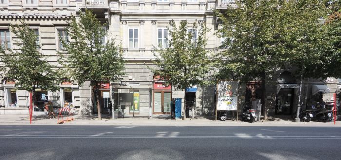 Segnalazione di degrado alla fermata dei bus in Via Battisti