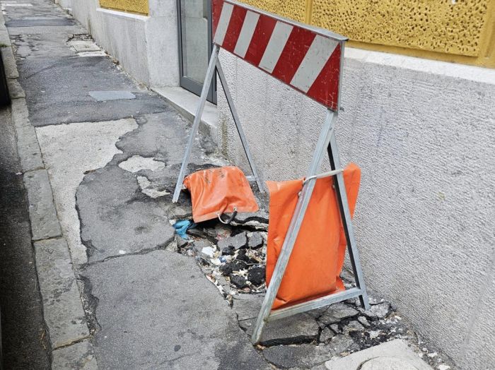 Voragine in Via Foscolo: disagi e insulti per i pedoni