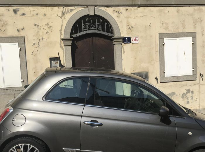Appello su Piazza Donota: "non parcheggiate davanti ai portoni"