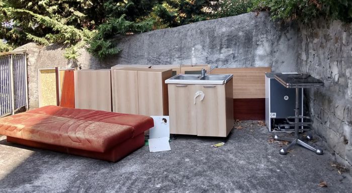 Mobili abbandonati da 2 settimane in Via Orlandini: la denuncia di una residente