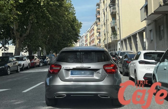 Parcheggia in mezzo alla strada e se ne va: caos in Via Locchi