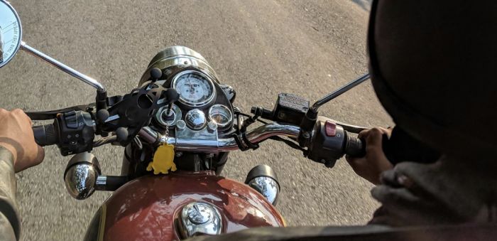 Cedimento dell'asfalto a Erta Sant'Anna: pericolo per i motociclisti