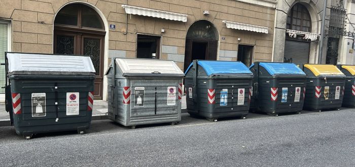 Proteste sui social: "gestione discutibile in città tra ciclabili e bidoni della spazzatura"