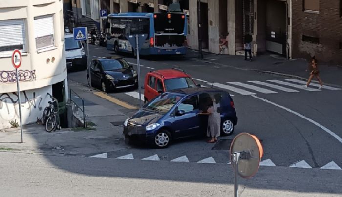 Parcheggio selvaggio a Roiano: auto lasciata in mezzo alla strada all'incrocio tra via Udine e via Barbariga