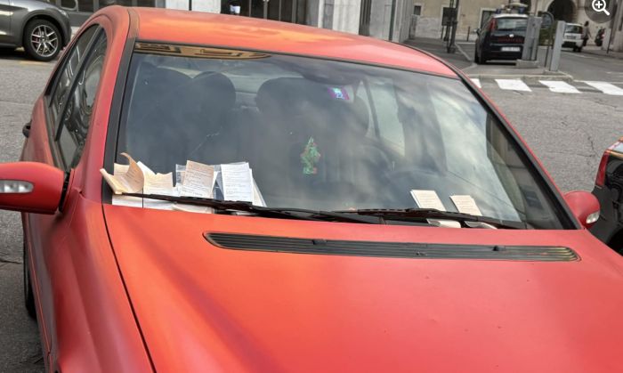 Auto lasciata in strada per oltre 20 giorni: il caso sollevato da un cittadino triestino