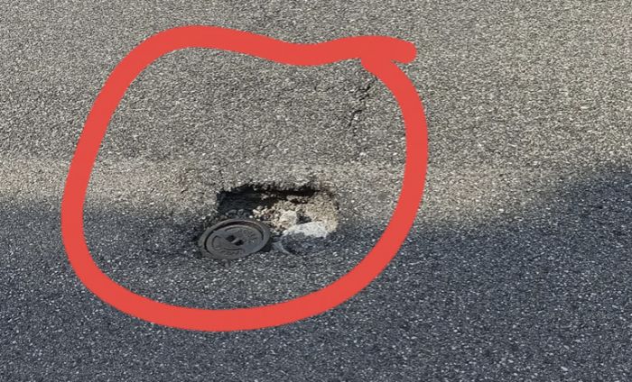 Buca pericolosa su Strada di Fiume 132: rischio per ciclisti e motociclisti