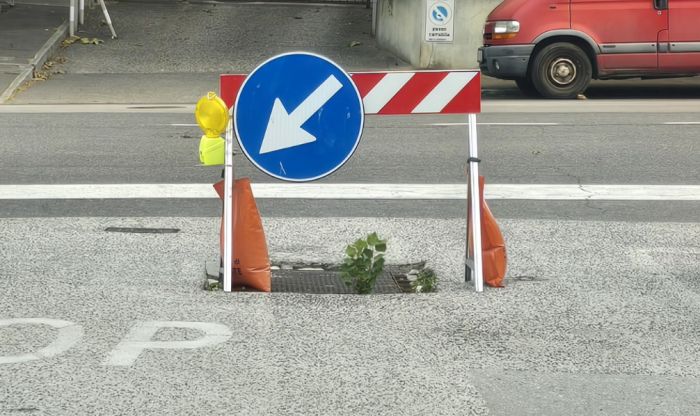 Transenna abbandonata in Piazzale de Gasperi: un pericolo al buio