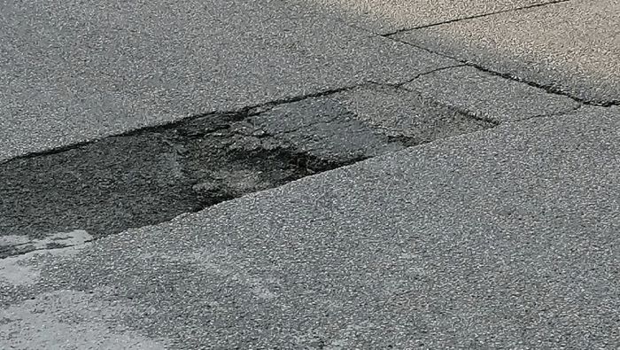 Pericolosa buca in via Costalunga: "Provare per credere"