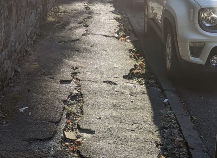 Degrado in viale Ippodromo: il marciapiede dissestato sotto la lente dei cittadini