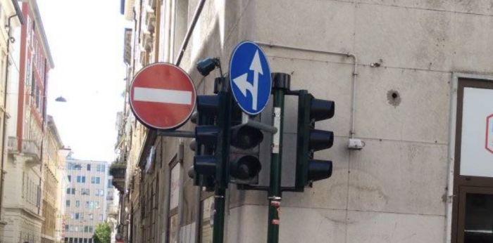 Segnaletica oscura il semaforo in via Timeus: proteste sui social 