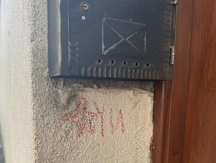 Segni misteriosi fuori da una palestra: l’appello del proprietario