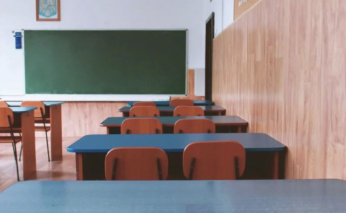 Protesta di un genitore per i controlli della Polizia Locale fuori dalle scuole