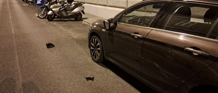 Vandalismo in via Zovenzoni: specchietto rotto e pezzi a terra