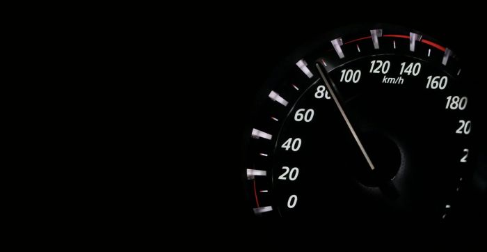 Caos alla rotonda di via Flavia: auto contromano e guida spericolata