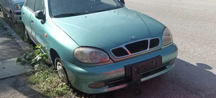 Residente denuncia auto abbandonate senza assicurazione: "Impossibile trovare parcheggio"