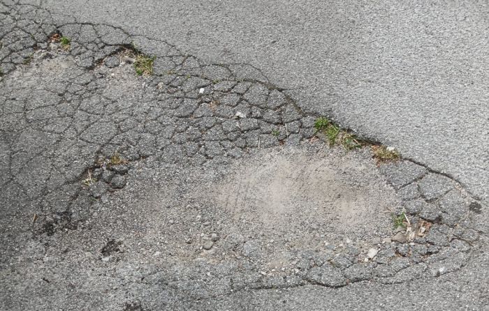 Cittadino segnala buche pericolose in via Timignano