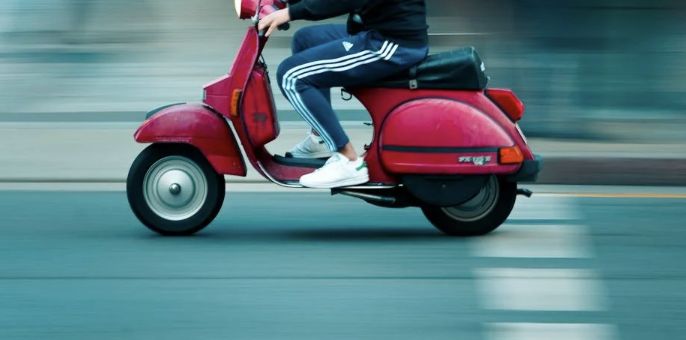 Cittadina smarrisce borsetta in scooter, l'appello per ritrovarla