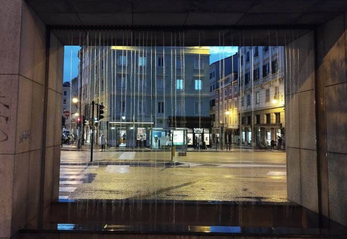 "Co piovi e suffia": fontana accesa in Piazza Goldoni, i triestini ironizzano sui social