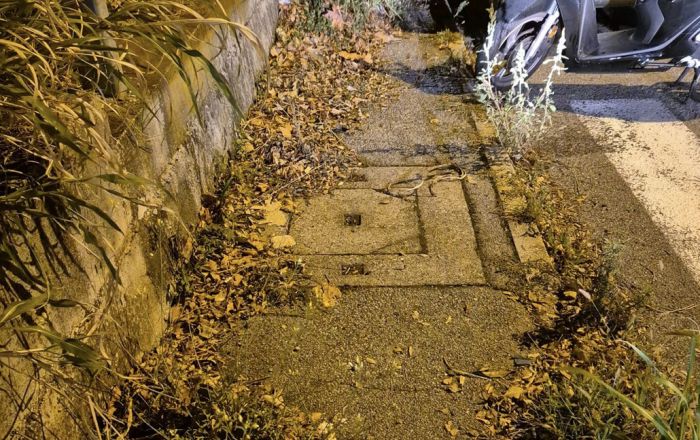 Marciapiede abbandonato tra palazzetto e stadio: residenti denunciano lo stato di incuria
