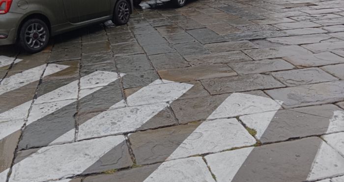 Auto parcheggiate sulla corsia del semaforo in Piazza Venezia: la segnalazione di un cittadino