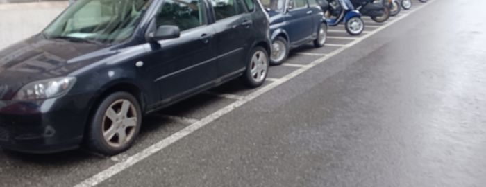Parcheggi motocicli ancora occupati: seconda segnalazione in due giorni