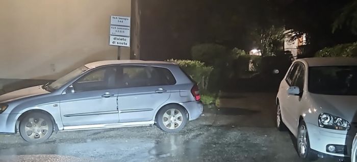 Caos in una strada privata: auto parcheggiata male blocca l’uscita