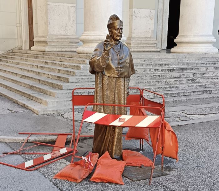 Triestina su Piazza Ponterosso: "Una soluzione più decorosa?"