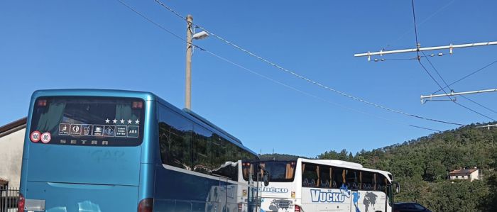 Via Commerciale: bus turistici in strada secondaria