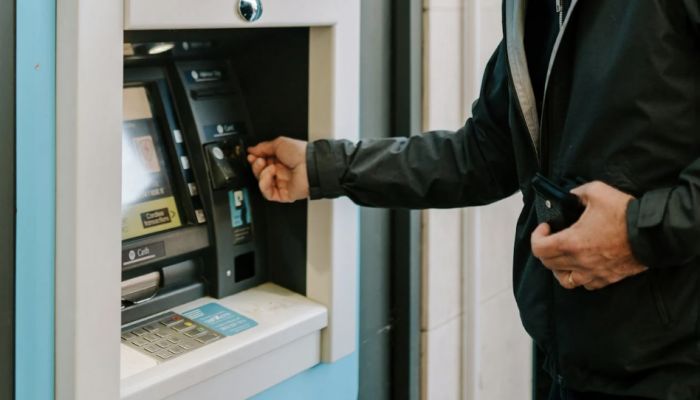 Prelievi lenti al bancomat: l'ironia di un triestino 