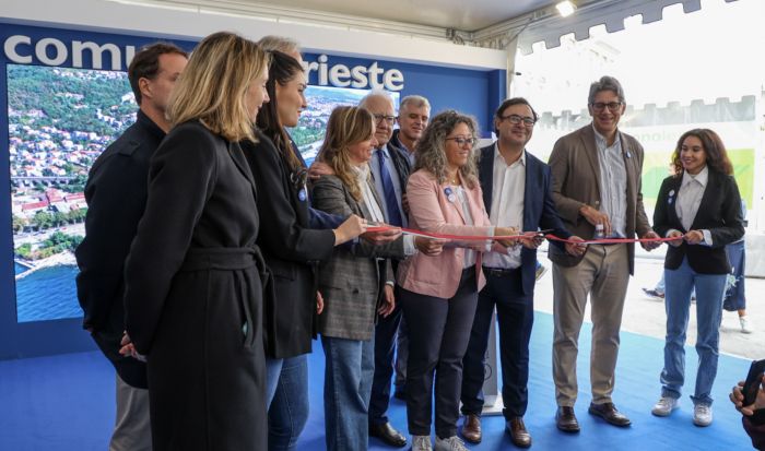 Trieste si prepara alla Barcolana: inaugurato lo stand del comune in piazza Unità