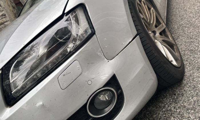 Auto danneggiata in via Baiamonti: il "fenomeno" del biglietto bianco