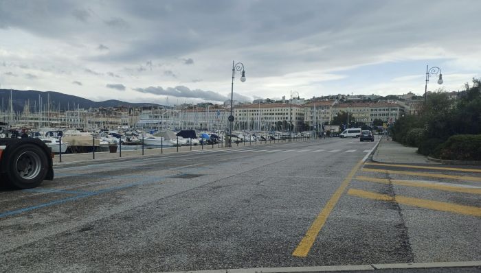 Parcheggio Riva Ottaviano Augusto chiuso da una settimana: la protesta dei cittadini