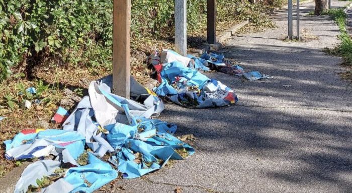 Manifesti strappati dalla bora in via Flavia: l'appello di una cittadina per maggiore pulizia