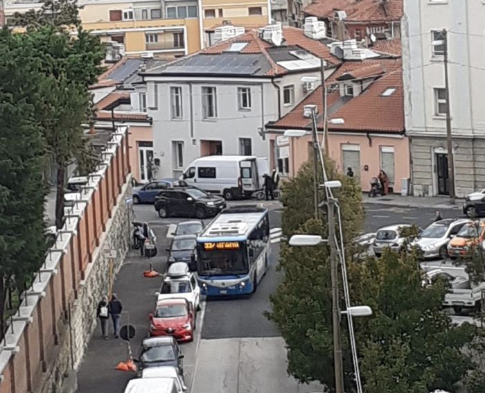Parcheggio selvaggio alla fermata provvisoria del bus