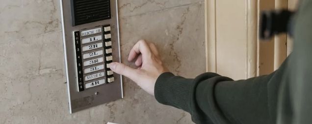 Disturbo quotidiano: una triestina ringrazia con sarcasmo chi suona il campanello alle 6 del mattino
